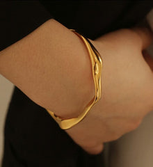 Pulsera abierta irregular de oro