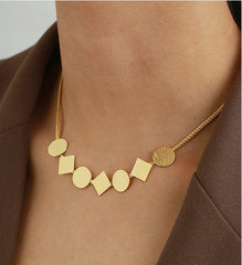 Collar de oro con placas geométricas planas