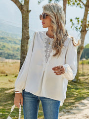 Blusa de encaje con escote en V