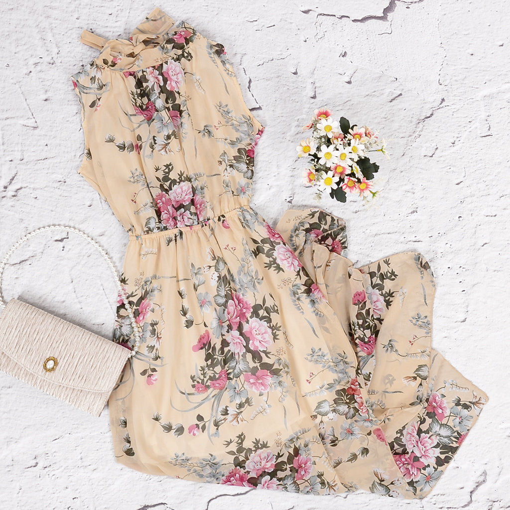 Vestido halter rosa con flores suaves