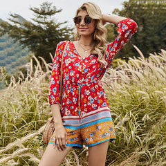 Mono bohemio rojo con estampado de amor