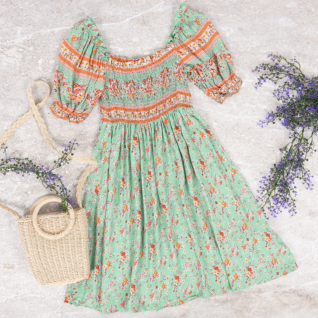 Vestido bohemio con fruncido floral 