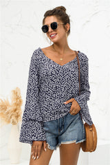 Blusa con cuello en V y mangas acampanadas de margaritas suaves