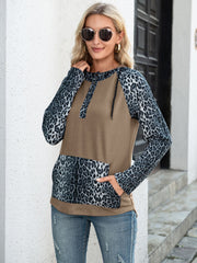 Zweifarbiger Hoodie mit Leopardenmuster 