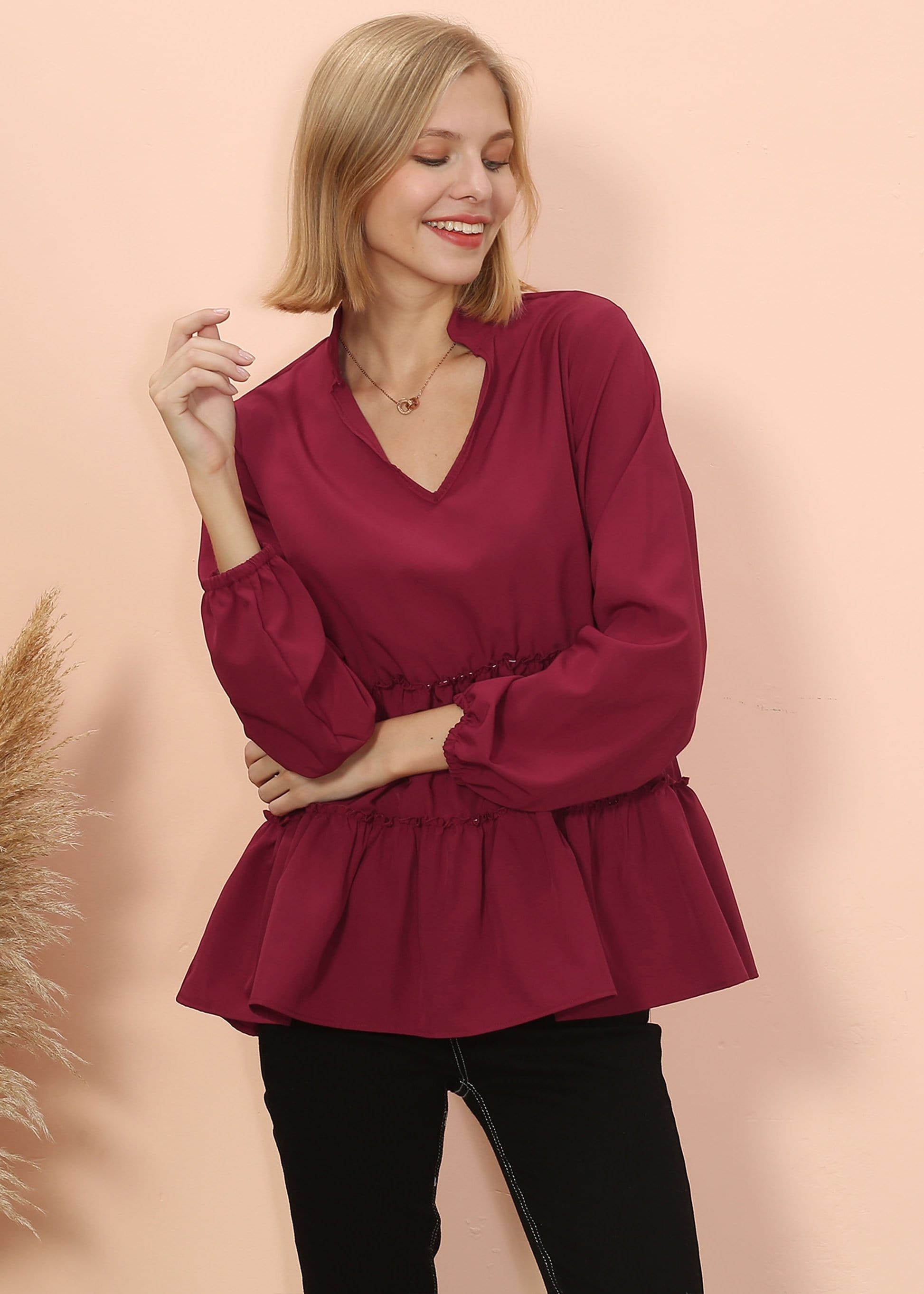 Blusa con cuello mandarín y volantes en el dobladillo