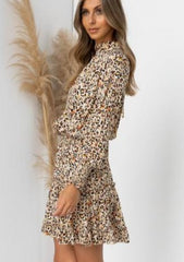 Vestido con estampado de leopardo y cuello alto 