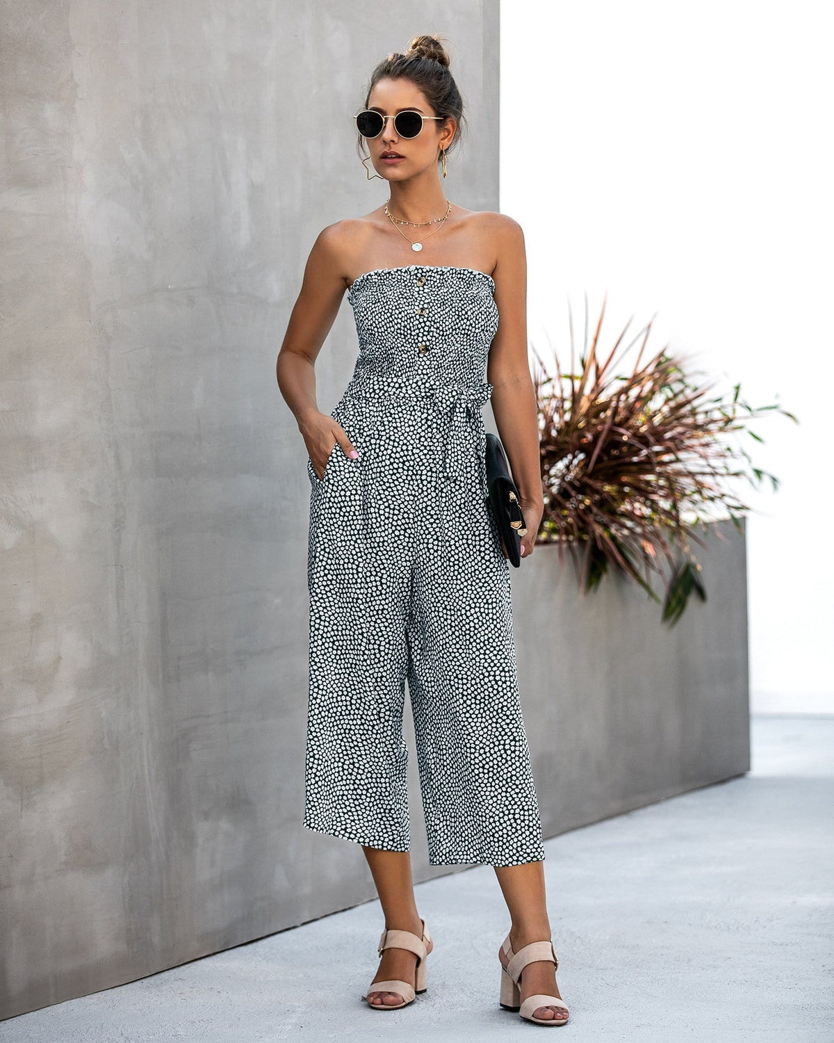 Schlauch-Jumpsuit mit Blumenmuster und kontrastierenden Knöpfen 