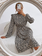 Vestido con estampado de leopardo y escote en forma de cerradura en la espalda 