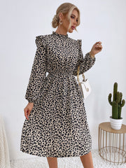 Vestido con estampado de leopardo y escote en forma de cerradura en la espalda 