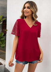 Blusa con cuello en V y detalle de encaje 