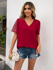 Blusa con cuello en V y detalle de encaje 