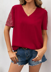 Blusa con cuello en V y detalle de encaje 