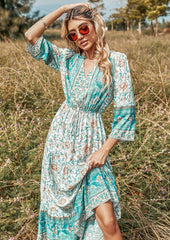 Mehrfarbiges Boho-Kleid mit V-Ausschnitt und Blumenmuster 