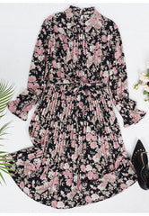 Vestido floral plisado con cintura anudada