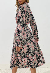 Vestido floral plisado con cintura anudada