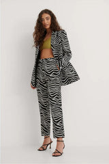 Karottenhose mit hohem Bund und Zebra-Print