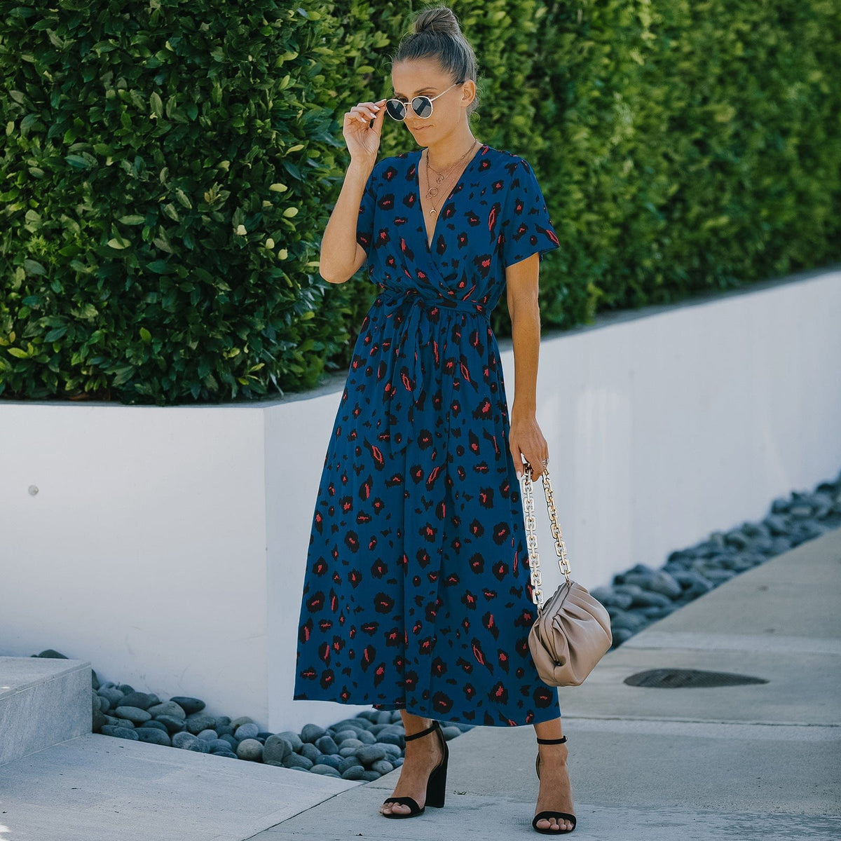 Vestido cruzado con estampado animal en contraste 