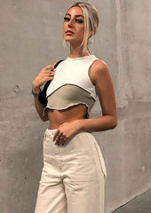 Asymmetrisches Crop-Top mit Patchwork und Kontrastnähten