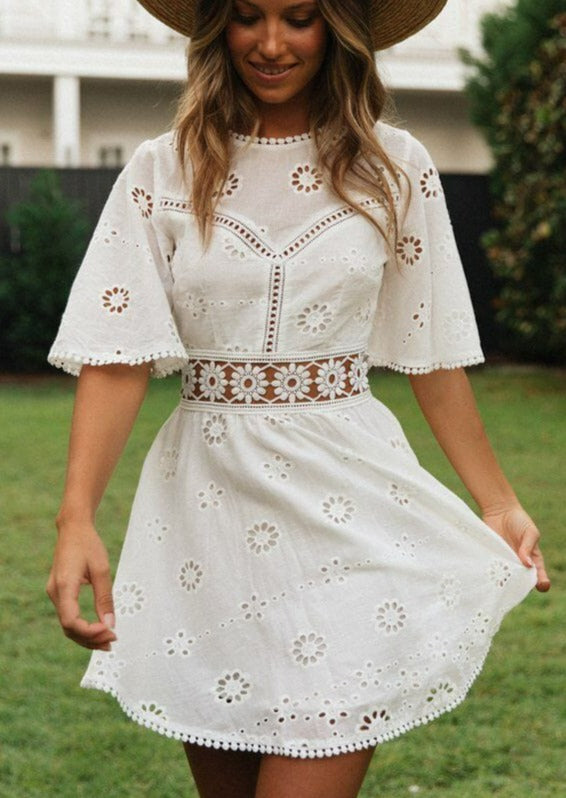 Boho-Kleid mit Ösen und Flatterärmeln