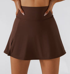 Butterweicher Mini-Fitness-Skort mit hohem Bund und Schlitz