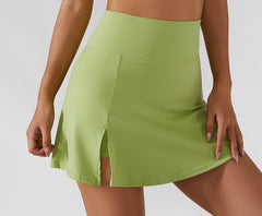 Butterweicher Mini-Fitness-Skort mit hohem Bund und Schlitz