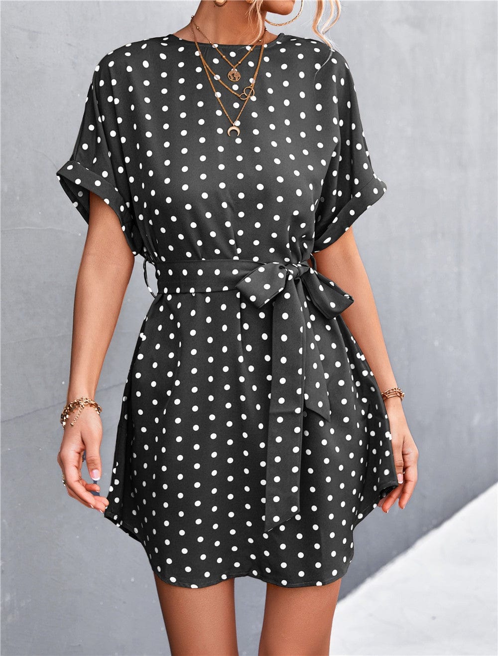 Kleid mit Polka Dots und abgerundetem Saum