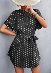 Kleid mit Polka Dots und abgerundetem Saum