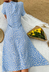 Vestido con abertura y detalle de botones florales