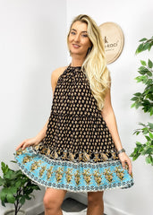 Vestido túnica bohemio con estampado paisley y cuello halter