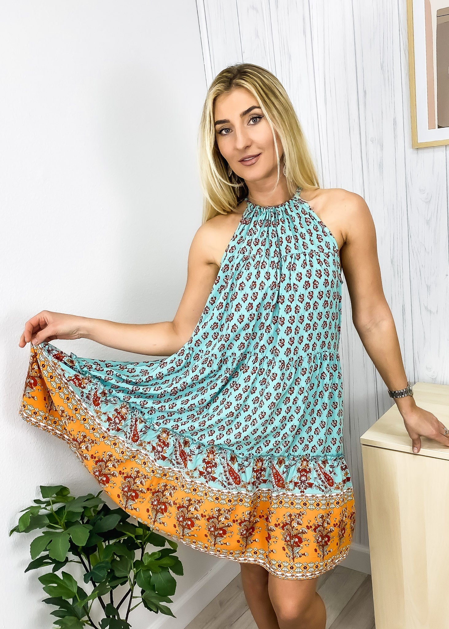 Vestido túnica bohemio con estampado paisley y cuello halter