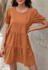 Vestido recto escalonado con mangas abullonadas
