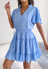Vestido escalonado con lazo en el cuello
