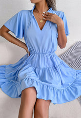 Vestido escalonado con lazo en el cuello