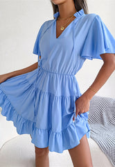 Vestido escalonado con lazo en el cuello