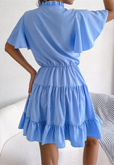 Vestido escalonado con lazo en el cuello