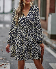 Vestido de otoño con cuello cruzado estampado 