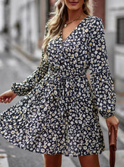 Vestido de otoño con cuello cruzado estampado 