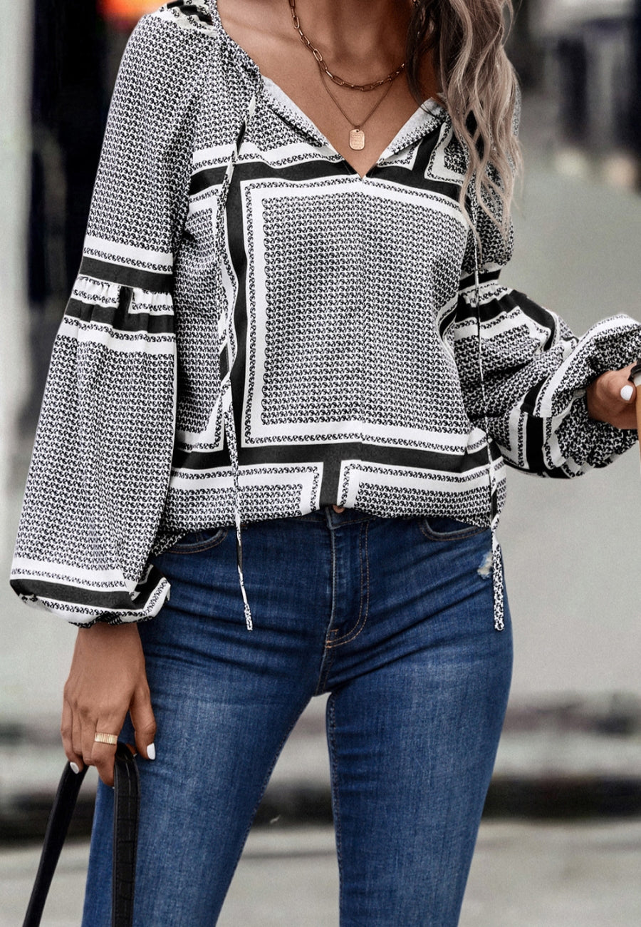 Bluse mit geometrischem Print und Bischofsärmeln 