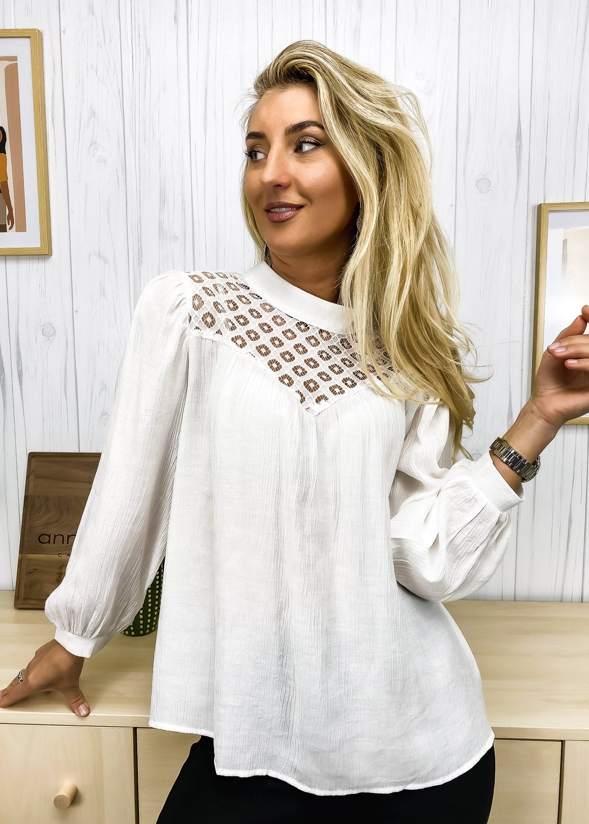 Bluse mit Spitzendetail und Bischofsärmeln 