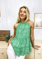 Blusa floral con cuello halter y capas