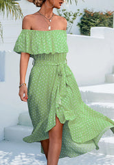 Vestido de lunares con hombros descubiertos