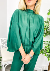 Plissierter Jumpsuit im Cape-Stil