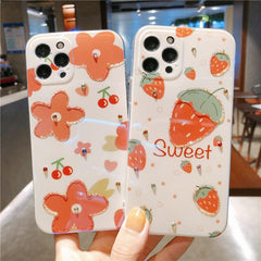 Funda para teléfono con fresas y flores rojas iridiscentes