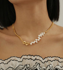 Collar dorado con dije de infinito y perlas en zigzag