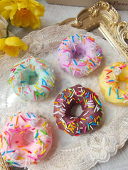 Vela decorativa de donas con chispas de arcoíris