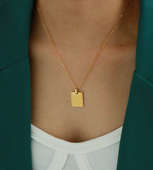 Collar con dije rectangular dorado