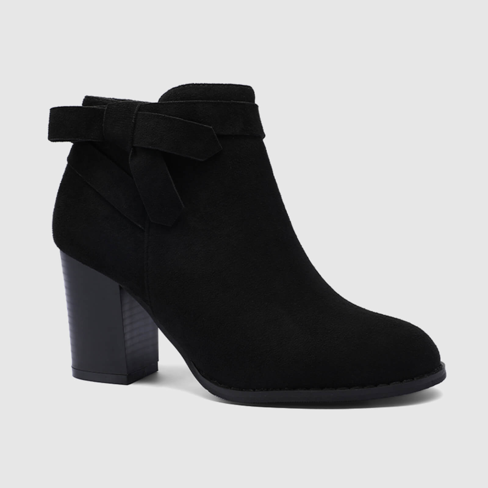 Botines de tacón grueso con lazo