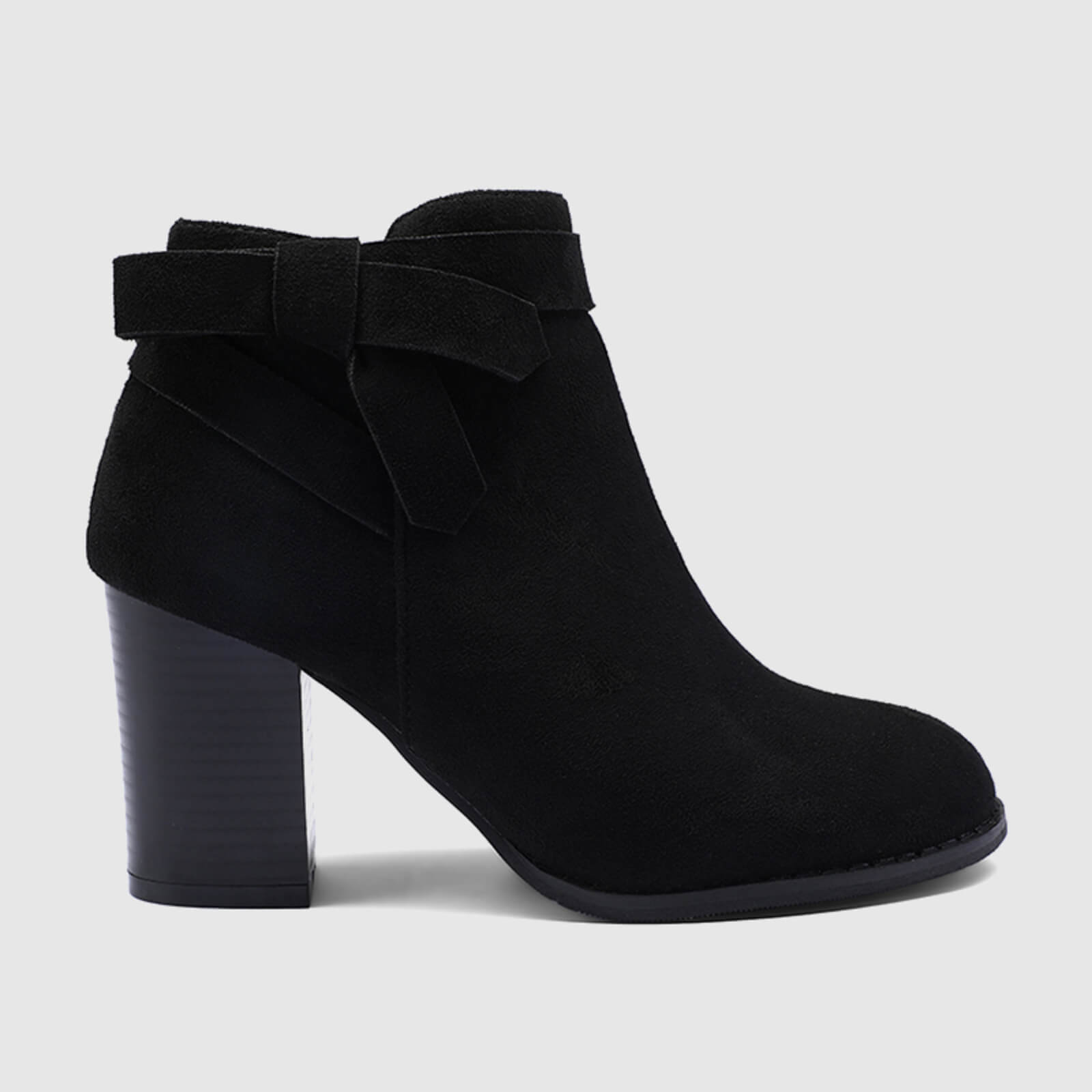 Botines de tacón grueso con lazo