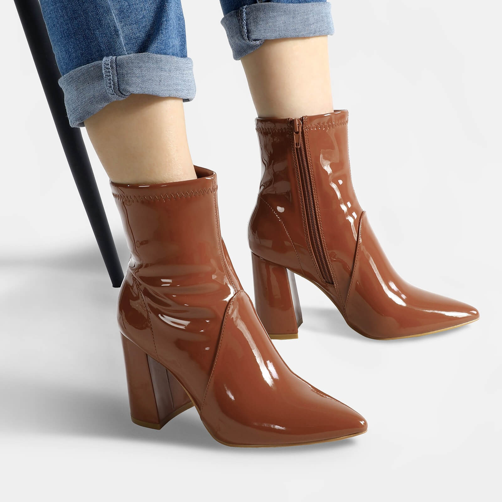Botines de piel con tacón de bloque y cremallera lateral