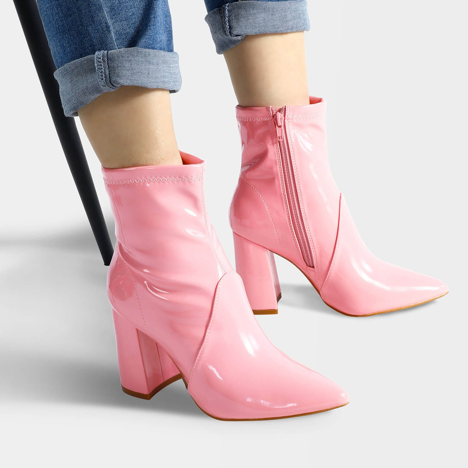 Botines de piel con tacón de bloque y cremallera lateral